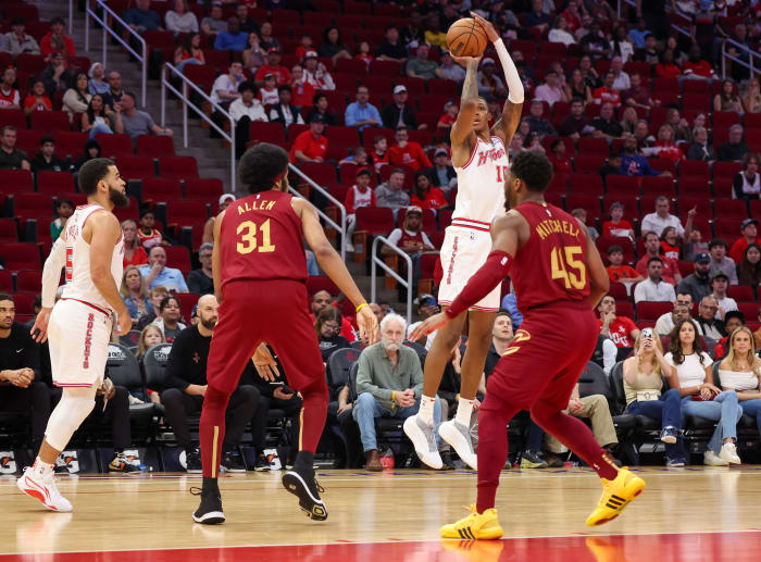 Rockets forward Jabari Smith Jr. (10) shoots against Cleveland Cavaliers guard Donovan Mitchell (45) in the first quarter at Toyota Center.